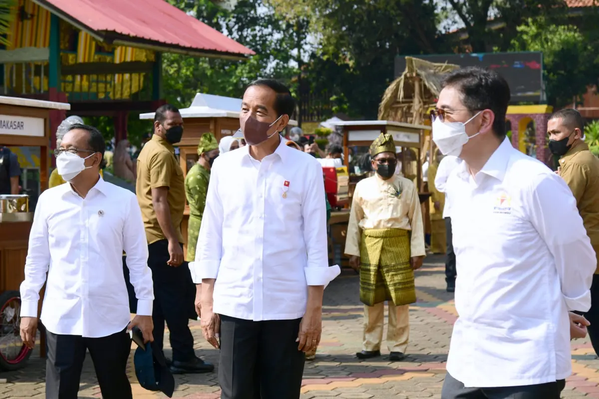 Presiden Joko Widodo (Jokowi) melakukan diskusi dengan Ketua Umum Kadin Indonesia, Arsjad Rasjid, seluruh pimpinan Kadin Indonesia serta 34 Ketua Kadin Provinsi sekaligus untuk merayakan HUT Kemerdekaan RI ke-77.