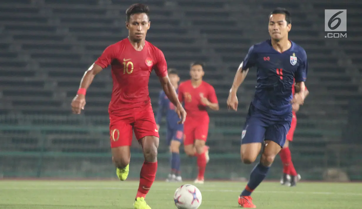 Gelandang Timnas Indonesia, Osvaldo Haay menggiring bola saat melawan Thailand pada laga Piala AFF U-22 2019 di Stadion National Olympic, Phnom Penh, Selasa (26/2). Indonesia menang 2-1 atas Thailand. (Bola.com/Zulfirdaus Harahap)