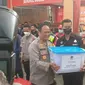 Kapolda Jabar Irjen. Pol Suntana memberikan bingkisan kepada perwakilan petugas gabungan dalam pengamanan natal dan tahun baru di Pospam Terpadu Limbangan Garut. (Liputan6.com/Jayadi Supriadin)