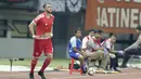 Striker Persija Jakarta, Marko Simic, mengganti baju yang robek saat melawan Selangor FA pada laga persahabatan di Stadion Patriot, Jawa Barat, Kamis (6/9/2018). Persija kalah 1-2 dari Selangor FA. (Bola.com/M Iqbal Ichsan)