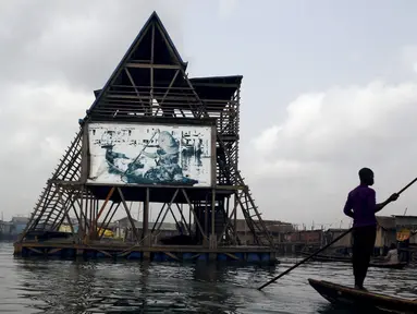 Sekolah terapung di Lagos Lagoon, Nigeria (29/2/2016). Karena unik, desain sekolah ini masuk dalam nominasi Designs of the Year 2014 yang diawasi oleh Museum Design di London. (Reuters/Akintunde Akinleye)