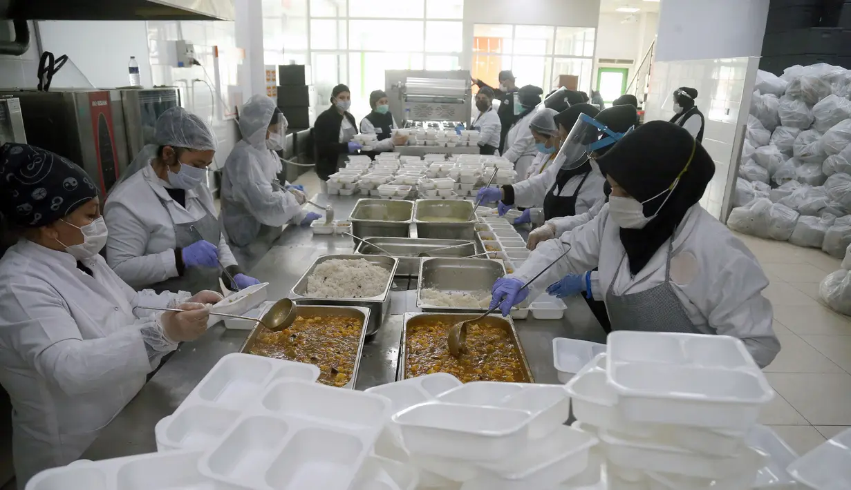 Para pekerja mengenakan masker saat menyiapkan makanan untuk para pasien COVID-19 dan orang-orang yang dikarantina di rumah di Ankara, Turki, 19 November 2020. Menurut Kementerian Kesehatan Turki, total infeksi COVID-19 di negara tersebut menjadi 430.170. (Xinhua/Mustafa Kaya)