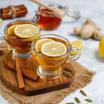 Beberapa jenis makanan dan minuman ternyata memiliki kemampuan alami untuk meredakan kembung, menyeimbangkan bakteri baik, serta membantu tubuh mengolah makanan dengan lebih efisien. Mulai dari buah yang kaya serat, sayuran hijau penunjang usus, hingga minuman herbal yang menenangkan. (foto/dok: freepik/azerbaijan_stockers)