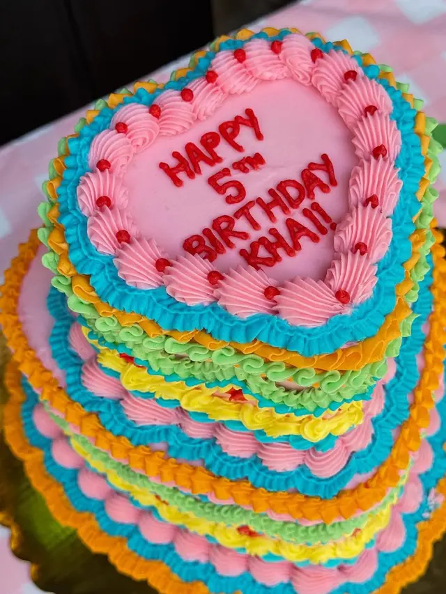 Kue ulang tahun warna warni Khai Putri Gigi Hadid saat Rayakan Ulang Tahun ke-5. [@gigihadid]