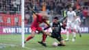 Pemain Persija Jakarta, Gustavo Almeida (kiri) berebut bola dengan kiper Persis Solo, Gianluca Claudio pada laga lanjutan BRI Liga 1 2024/2025 di Jakarta International Stadium (JIS), Jakarta Utara, Sabtu (24/08/2024). (Bola.com/Bagaskara Lazuardi)