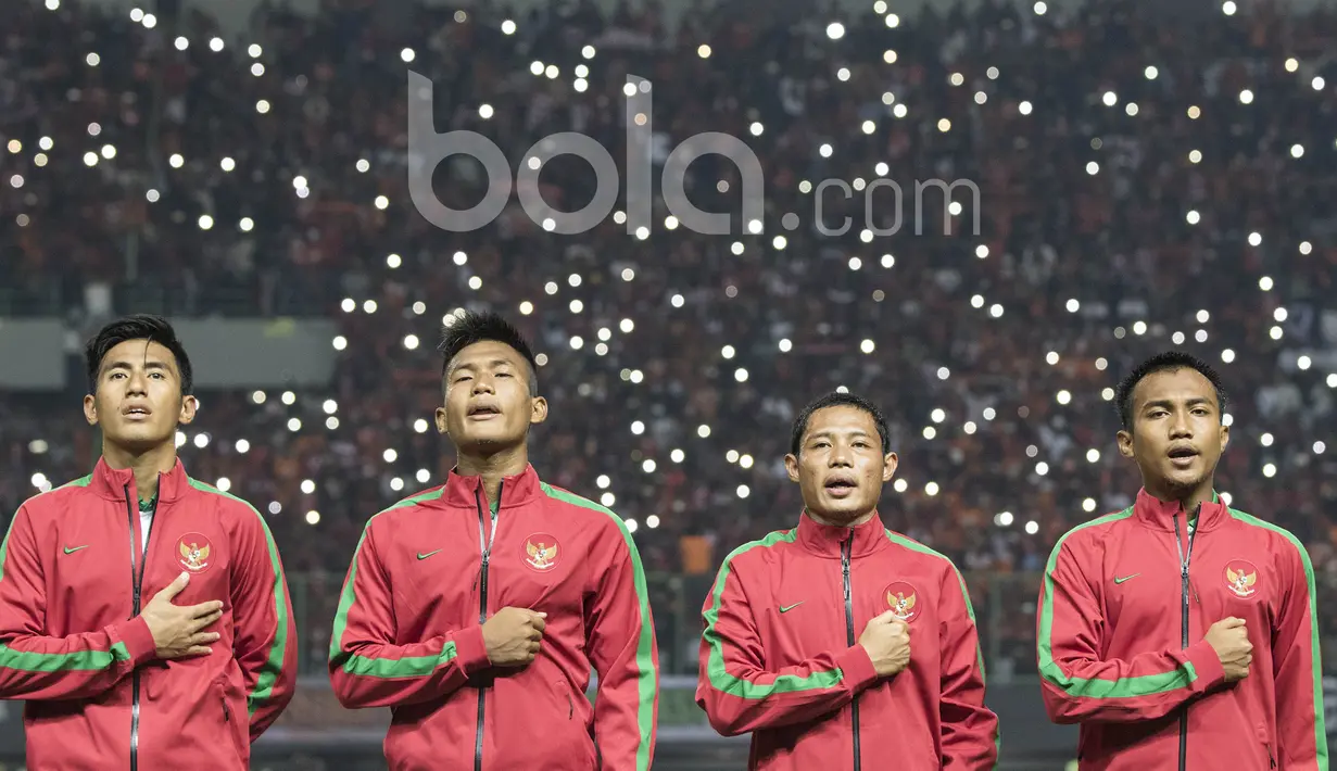 Para pemain Timnas Indonesia U-22 khidmat menyanyikan lagu Indonesia Raya sebelum uji coba melawan Persija di Stadion Patriot Bekasi, Jawa Barat, Rabu (5/4/2017). Meski hal kecil mereka sudah menunjukan nasionalisme. (Bola.com/Vitalis Yogi Trisna)