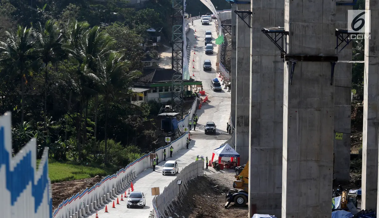 Suasana tanjakan Kali Kenteng, ruas tol fungsional Salatiga-Kartasura, Susukan, Kab Semarang, Jateng, Selasa (12/6). Pengelola tol menyiagakan enam petugas khusus pengganjal ban antisipasi bila kendaraan tidak kuat melaju. (Liputan6.com/Arya Manggala)