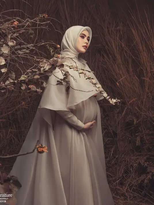 Kebahagiaan tengah dirasakan Kartika Putri. Komedian dan pemeran itu baru saja hamil anak pertama buah cintanya dengan Habib Usman. Kini, usia kandungannya telah delapan bulan. (instagram/kartikaputriworld)