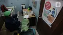 Petugas menyiapkan vaksin COVID-19 tahap kedua sebelum disuntikkan kepada warga lansia di di RPTA Gajah Tunggal, Jakarta Barat, Rabu (21/4/2021). Berdasarkan data hingga 19 April 2021, total 10.966.934 orang Indonesia telah menjalani vaksinasi Covid-19. (Liputan6.com/JohanTallo)