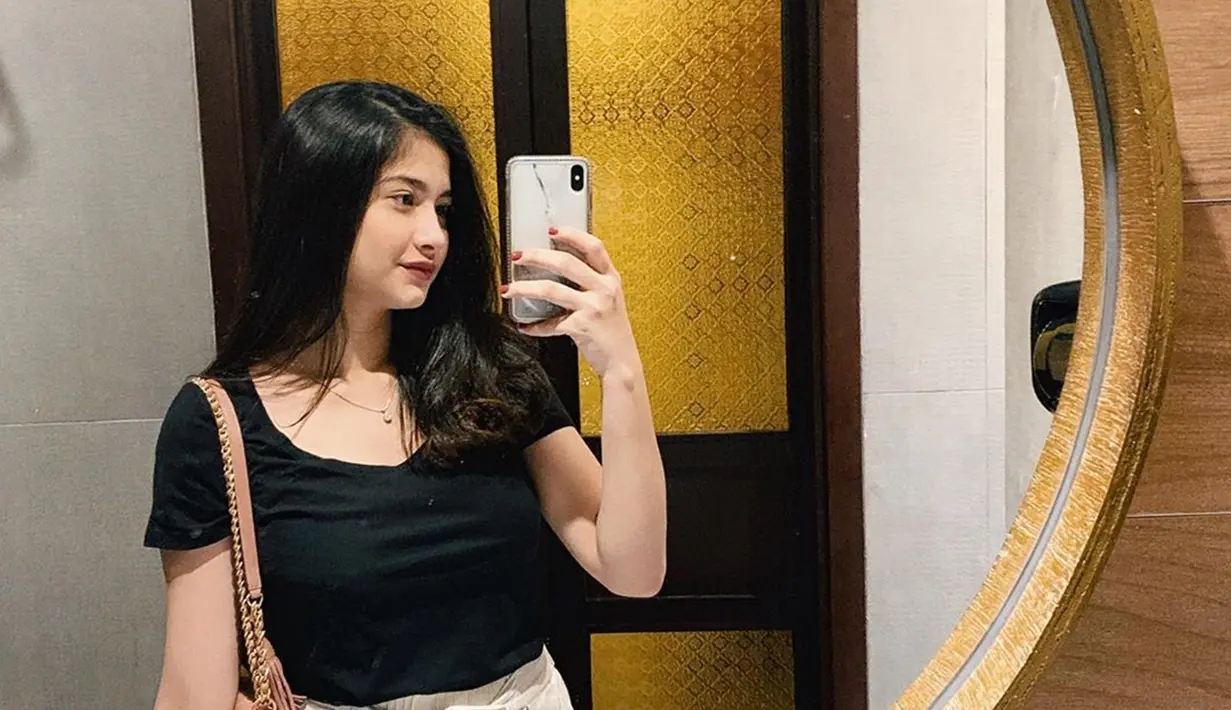 Di sela-sela santai kegiatan, pemeran FTV hits ini sering berfoto selfie di cermin. Gaya santainya saat selfier mirror semakin membuat Faye terlihat sangat menawan. Senyum tipisnya ini cukup mencuri perhatian.(Liputan6.com/IG/@fayenicolee_)