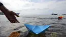 Seorang warga meluncurkan perahu kertas saat perayaan 69 tahun akhir Perang Dunia II di Timur Jauh Vladivostok, Rusia, (2/9/2014). (REUTERS/Yuri Maltsev)