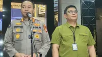 Direktur Reserse Kriminal Khusus Polda Metro Jaya, Kombes Pol Ade Safri Simanjuntak (kanan), saat menghadiri konferensi pers bersama sejumlah awak media di Mapolda Metro Jaya. (Liputan6.com/Ady Anugrahadi)