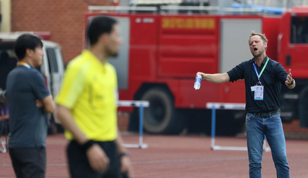 Wasit yang memandu jalannya pertandingan antara Timnas Indonesia U-23 kontra Thailand di babak semifinal SEA Games 2021 yang berlangsung di Stadion Thien Truong, Nam Dinh, Vietnam sedang menjadi sorotan usai dinilai banyak melakukan keputusan yang kontoversial. Tak heran, jika sewaktu laga, kedua pelatih baik Shin Tae-yong maupun Alexandré Pölking banyak melakukan protes terhadap sang pengadil lapangan. (Bola.com/Ikhwan Yanuar)
