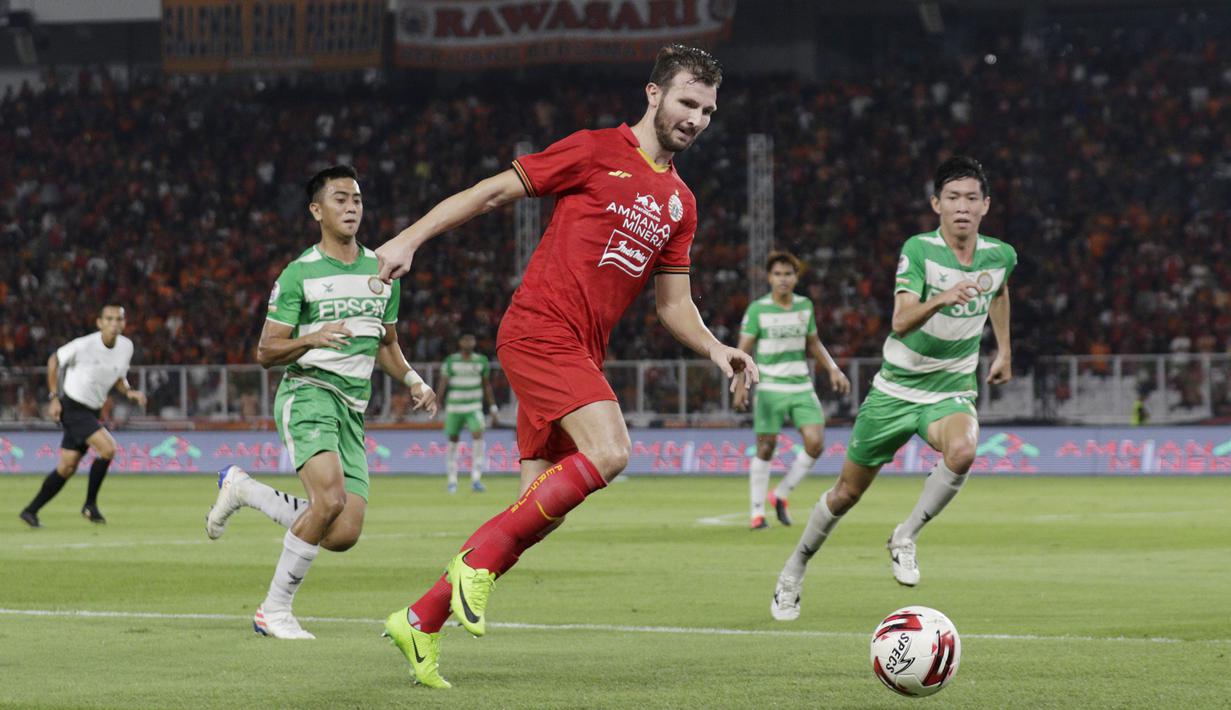 Bek Persija Jakarta, Marco Motta, berusaha melewati pemain Geylang International FC pada laga uji coba di SUGBK, Jakarta, Minggu, (23/2/2020). Persija menang dengan skor 3-1. (Bola.com/M Iqbal Ichsan)
