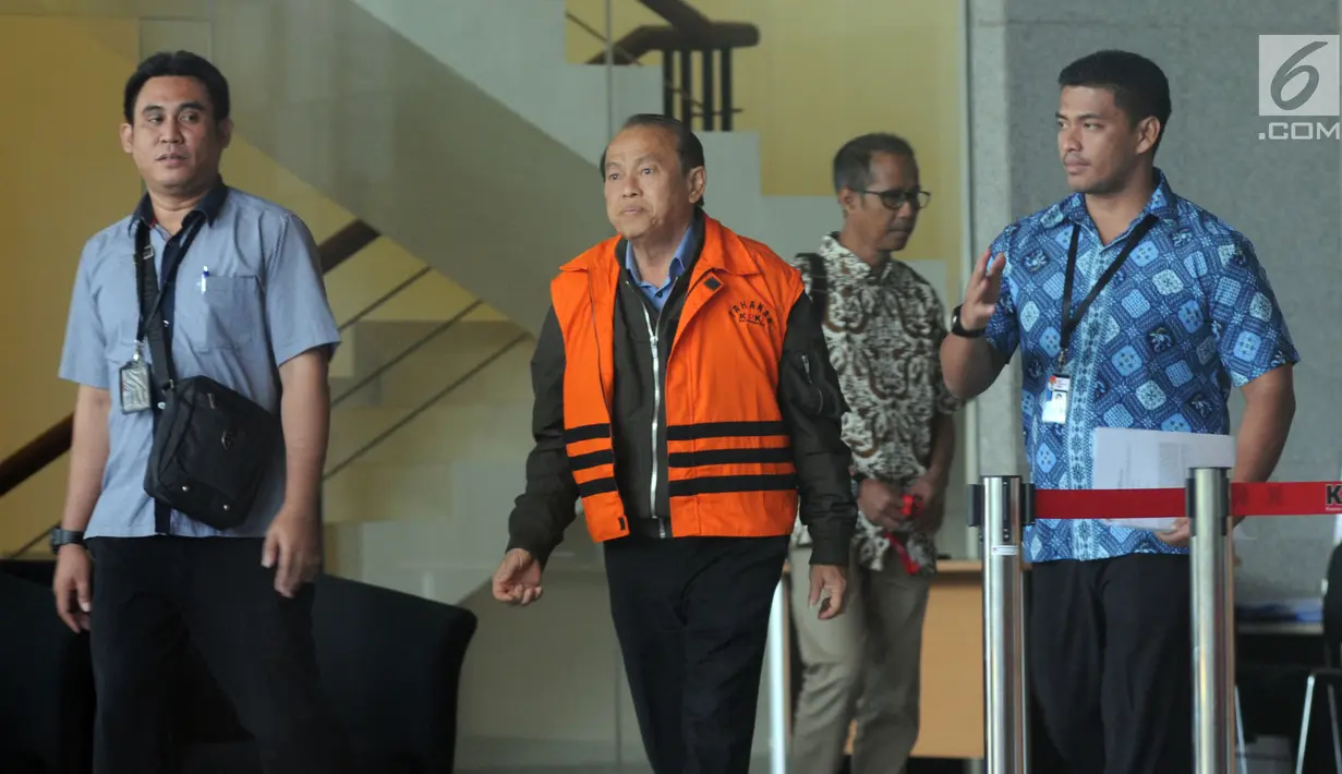 Tersangka kontraktor Susilo Prabowo usai menandatangani berkas P21 di Gedung KPK, Jakarta, Jumat (3/8). Susilo segera disidangkan terkait dugaan suap pada Wali Kota Blitar M Samanhudi Anwar dan Bupati Tulungagung Syahri Mulyo. (Merdeka.com/Dwi Narwoko)