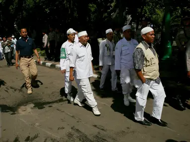 Massa Front Pembela Islam (FPI) mulai mendatangi Mabes Polri, Jakarta, Selasa (15/11). Kedatangan massa FPI untuk mengawal gelar perkara penistaan agama yang diduga dilakukan oleh Basuki Tjahaja Purnama alias Ahok. (Liputan6.com/Johan Tallo)