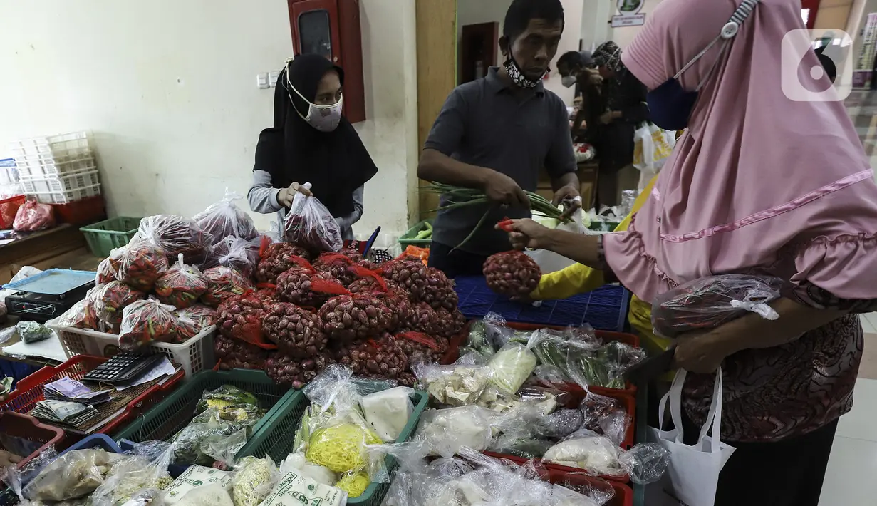 Aktivitas jual beli di Pasar Mitra Tani (PMT) Pasar Minggu, Jakarta Selatan, Jumat, (7/5/2021). Sehubungan libur Idul Fitri 1442 H, PMT tutup sementara yakni dari tanggal 12-16 Mei 2021. (Liputan6.com/Johan Tallo)