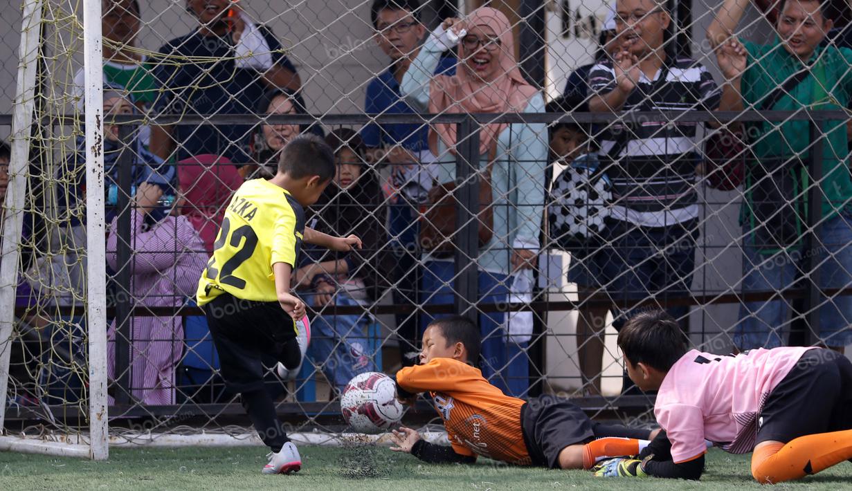 Aksi pemain Villa 2000 menghadang tembakan pemain Serpong City pada pertandingan Liga Bola Indonesia di Lapangan Sabnani Park, Serpong, Minggu (7/8/2016). (Bola.com/Nicklas Hanoatubun)