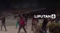Sekelompok warga nekat merusak dan membakar kantor PT Bumi Sentosa Abadi (BSA) di Kecamatan Anak Tuha, Lampung Tengah, Rabu (12/8). Massa yang membawa senjata tajam dan bambu terlihat menghanguskan sejumlah bangunan perusahaan.

Insiden anarkis ini diduga kuat dipicu oleh konflik lahan HGU yang t...