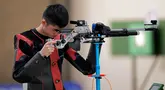 Sheng Lihao dari China berhenti sejenak saat berkompetisi dalam kualifikasi senapan angin 10 meter putra Asian Games 2023 di Fuyang Yinhu Sports Center, Hangzhou, China, Senin (25/9/2023). Sheng Lihao mencetak rekor dunia dengan mendulang 253,3 poin, di mana angka setinggi ini belum pernah ada yang mencatatkannya di nomor tersebut. (AP Photo/Aijaz Rahi)