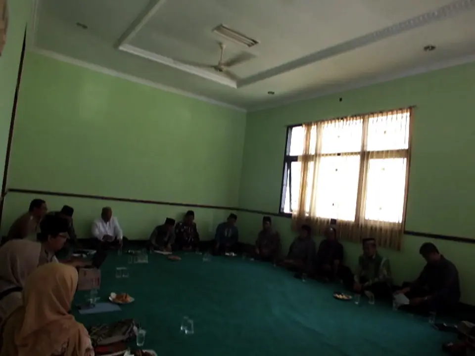 Anggota DPRD Kabupaten Cirebon, Sukaryadi, yang dilaporkan terkait dugaan penistaan agama di medsos, menggelar pertemuan dengan jajaran MUI setempat. (Liputan6.com/Panji Prayitno)