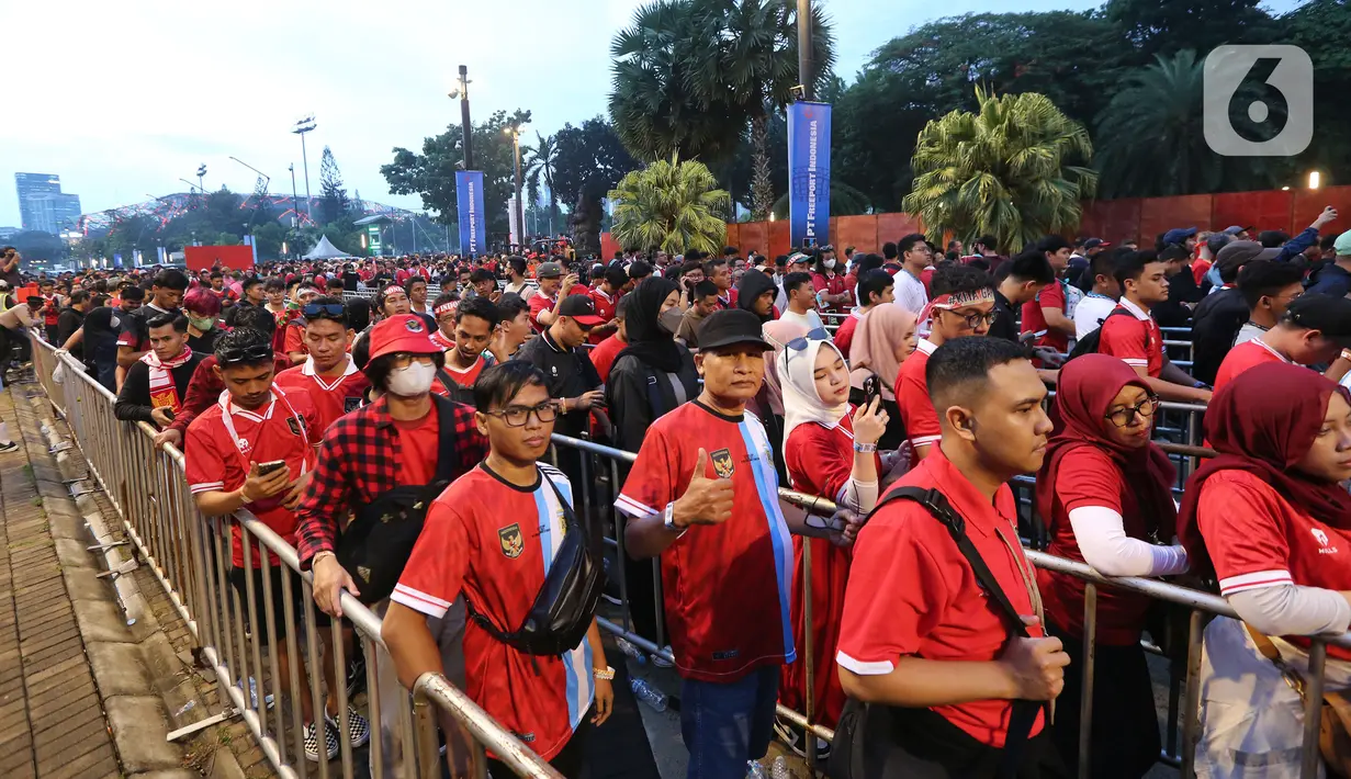 <p>Antrean suporter untuk memasuki Stadion Utama Gelora Bung Karno (SUGBK), Jakarta, Senin (19/6/2023). Mereka akan menyaksikan laga antara Timnas Indonesia vs Argentina. (Bola.com/M. Iqbal Ichsan)</p>