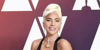 Lady Gaga mengenakan kalung olatinum dengan aksen berlian, serta anting platinum bertahtakan berlian kuning dan putih. Tak ketinggalan gelang platinum yang menyinari penampilannya tersebut. seluruh koleksi yang dikenakan dari Tiffany & Co.