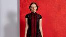 Untuk tampilan glamor, bisa pilih dress cheongsam dengan siluet A-line bertabur manik-manik dari koleksi Sebastian Gunawan ini. (Instagram/sebastianred).