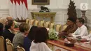 Presiden Joko Widodo menerima dan beraudiensi dengan delegasi Aksi Stop TBC Dunia di Istana Merdeka, Jakarta, Senin (9/12/2019). Dalam pertemuan tersebut, Jokowi didampingi oleh Menko PMK Muhadjir Effendy, Mensesneg Pratikno dan Menkes Terawan Agus Putranto. (Liputan6 com/Angga Yuniar)