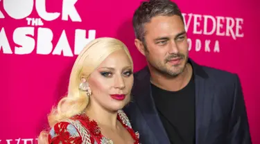 Penyanyi Lady Gaga (kiri) tampil mesra bersama kekasihnya Taylor Kinney dalam pemutaran perdana film " Rock the Kasbah " di New York, Senin (19/10/2015).  Taylor Kinney ambil peran dalam film yang bergenre komedi ini. (REUTERS/Lucas Jackson)