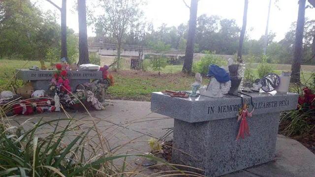 Tugu peringatan untuk Ertman dan Pea di TC Jester Park. Di latar belakang adalah jembatan kereta api tempat keduanya awalnya diserang. (Wikipedia Creative Commons/ Pepper Hastings)