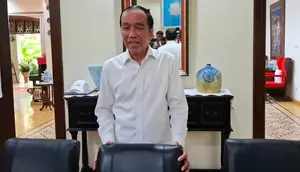 Presiden ke-7 RI Joko Widodo atau Jokowi menanggapi terkait namanya yang dikaitkan dengan dua kapal yang mengangkut Nikel di Raja Ampat.(Liputan6.com/Fajar Abrori)