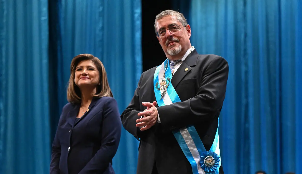 Presiden baru Guatemala Bernardo Arevalo (kanan) berdiri di samping Wakil Presiden baru Karin Herrera dalam upacara pelantikannya di Pusat Kebudayaan Miguel Angel Asturias di Guatemala City, pada tanggal 14 Januari 2024. (JOHAN ORDONEZ/AFP)