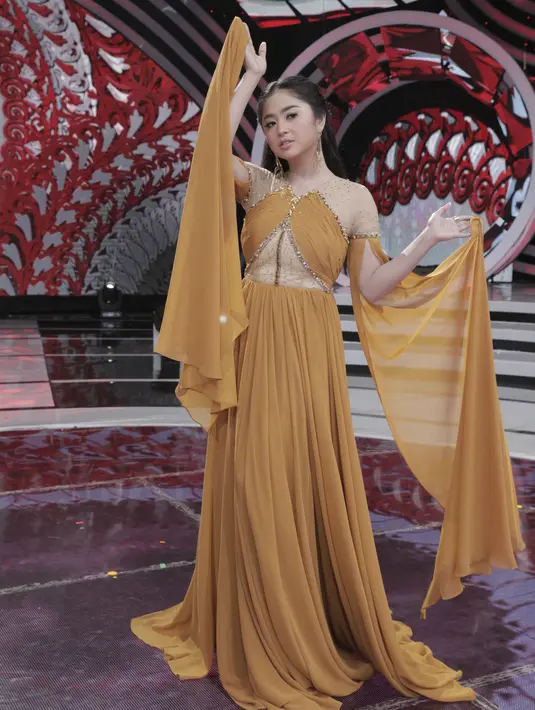 Gaya mantan istri Saipul Jamil saat menjadi juri di Liga Dangdut Indonesia 2019. Gaun warna coklat ala nuansa India, membuat gaya Dewi Persik terlihat elegan. (KapanLagi/Muhammad Akrom Sukarya)