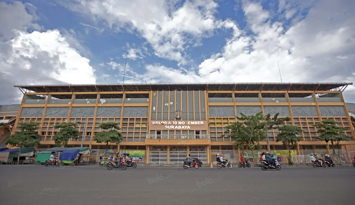 Stadion Gelora 10 November kandang Persebaya Surabaya saat ini hanya menjadi tempat latihan warga dan SSB setempat, Stadion ini merupakan saksi bisu kejayaan Persebaya. (Bola.com/Nicklas Hanoatubun)