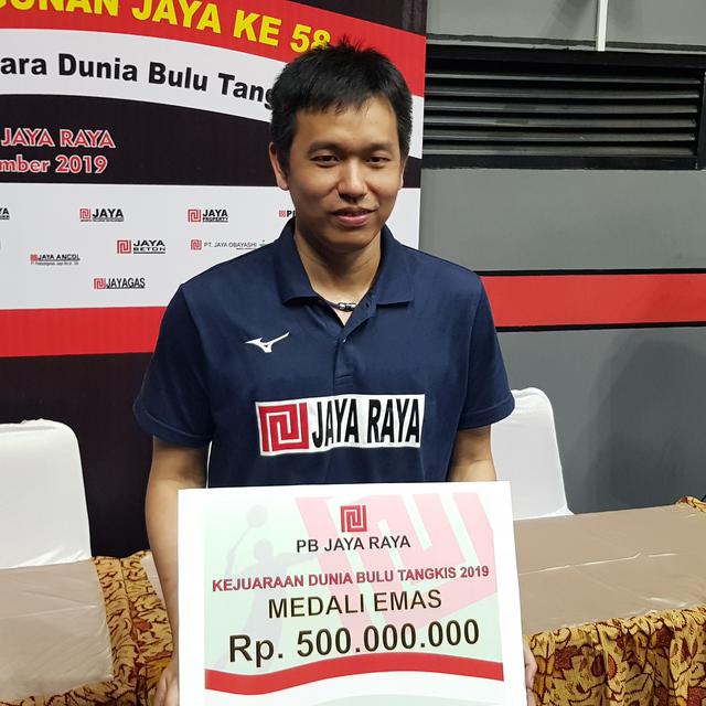 Rayakan Ulang Tahun Ke 8 Pernikahan Hendra Setiawan Kirim Pesan Romantis Untuk Sang Istri Ragam Bola Com