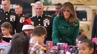 Ibu Negara AS Melania Trump saat mendampingi anak-anak bermain di Kampanye Program Korps Marinir AS "Toys For Tots" di Joint Base Anacostia-Bolling, Washington (13/12). (AFP Photo/mandel Ngan)