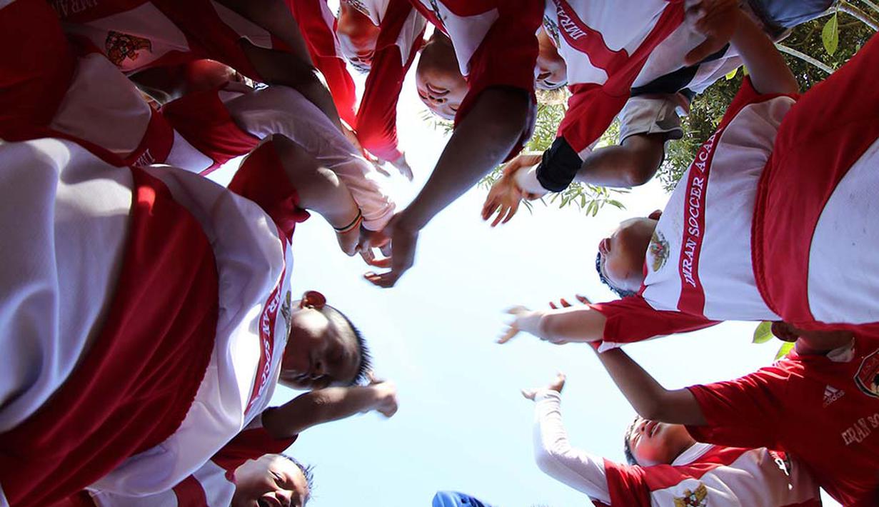 Tos sebelum berlatih untuk melecut semangat. (Bolacom/Arief Bagus)