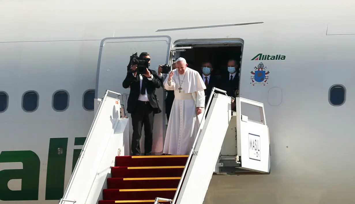 Paus Fransiskus (kanan depan) mengucapkan selamat tinggal setelah mengakhiri kunjungannya ke Irak di Bandara Baghdad, Irak, Senin (8/3/2021). Paus Fransiskus meninggalkan Irak setelah tiga hari tur bersejarah di Irak. (AP Photo/Khalid Mohammed)
