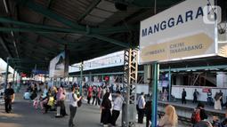 Calon penumpang menunggu kedatangan kereta api di Stasiun Manggarai, Jakarta, Rabu (9/10/2019). Kasubag Humas Direktorat Jenderal Perkeretaapian Kemenhub Supandi mengatakan pelayanan KA jarak jauh rencananya akan dipindahkan dari Stasiun Gambir ke Stasiun Manggarai. (merdeka.com/Iqbal S. Nugroho)