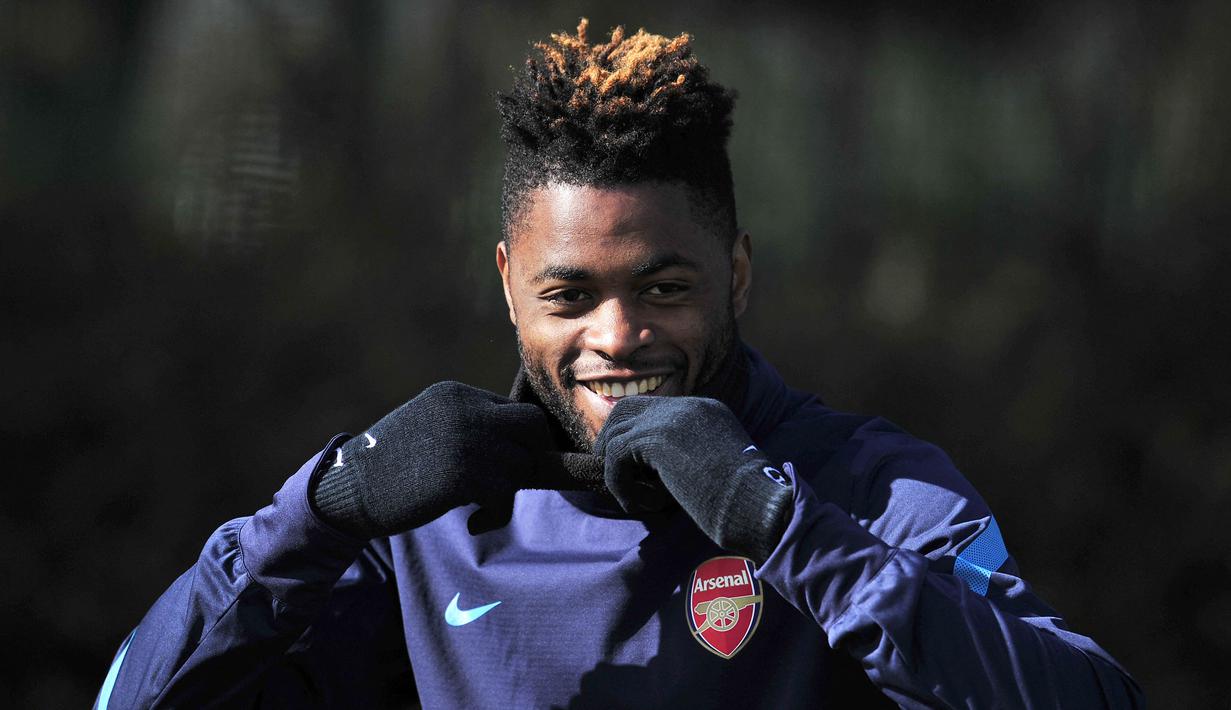 Alex Song - Pemain yang didatangkan Arsene Wenger ke Arsenal dari Charlton pada tahun 2007 ini berada di Emirates selama lima tahun. Lalu sang pemain memutuskan hengkang ke Barcelona pada 2012. Song saat ini berseragam klub Djibouti, AS Arta. (AFP/Glyn Kirk)
