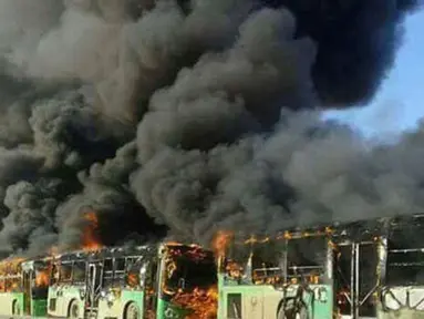 Bus-bus yang sedang dalam perjalanan ke al-Foua dan Kefraya diserang dan dibakar oleh kelompok pemberontak di dekat Idlib, Suriah, Minggu (18/12). Bus itu sedianya untuk mengevakuasi warga yang sakit dan terluka di Aleppo timur. (SANA/Handout via REUTERS)
