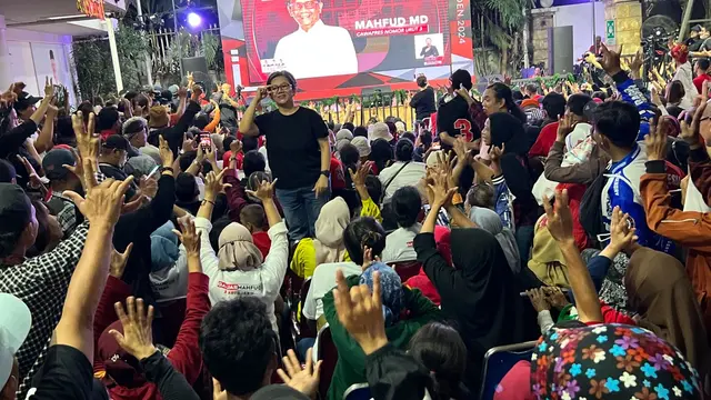 Putra dari capres nomor urut tiga Ganjar Pranowo, Muhammad Zinedine Alam Ganjar juga hadir dalam nobar debat cawapres. (Liputan6.com/Delvira Hutabarat)