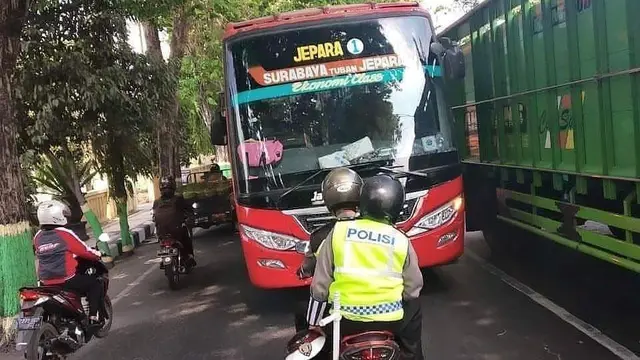 Menantang Maut, 7 Potret Ini Buktikan Orang Indonesia Gereget Banget