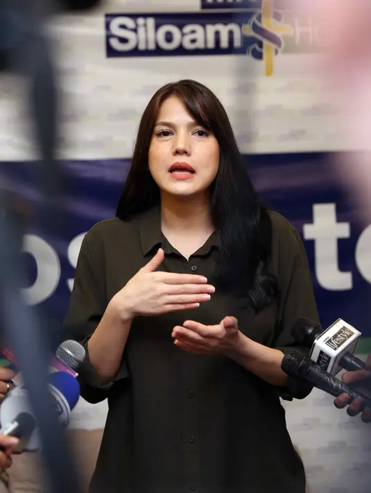 "Kata teman aku, aku baby blues. Tapi bukannya sebel sama anak, aku malah kayak yang tiba-tiba panik terus nangis," ucap Alice Norin saat ditemui di rumah sakit MRCCC Siloam, kawasan Semanggi, Jakarta, Jumat (3/2/2017). (Nurwahyunan/Bintang.com)