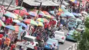 Sejumlah Pedagang Kaki Lima (PKL) berdagang di atas trotoar kawasan Tanah Abang, Jakarta, Rabu (1/11). Meskipun sudah ditertibkan, para PKL  masih saja berjualan di atas trotoar dengan alasan harga sewa toko yang sangat mahal. (Liputan6.com/Angga Yuniar)