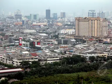 Suasana gedung-gedung bertingkat di kawasan Mangga Dua, Jakarta, Selasa (13/1/2015). (Liputan6.com/Faizal Fanani)