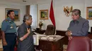 Ditemani Penglima TNI Agus Suhartono, M Nuh berbincang dengan Presiden SBY.  (Foto:Rumah Tangga Kepresidenan/H Abror Rizki)