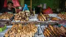 Seorang penjual ikan asap menunggu pelanggan di Surabaya, Jawa Timur, Rabu 6 Mei 2026. Menteri Usaha Mikro, Kecil, dan Menengah (UMKM) Maman Abdurrahman menyampaikan, pada Selasa (5/5/2026), hingga 3 Mei 2026, penyaluran Kredit Usaha Rakyat (KUR) kepada sektor usaha mikro mencapai sekitar Rp 70 triliun. (JUNI KRISWANTO/AFP)