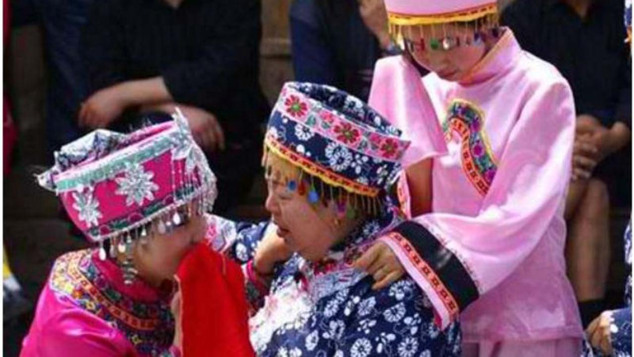 6 Ritual Primitif Wanita Paling Brutal di Dunia